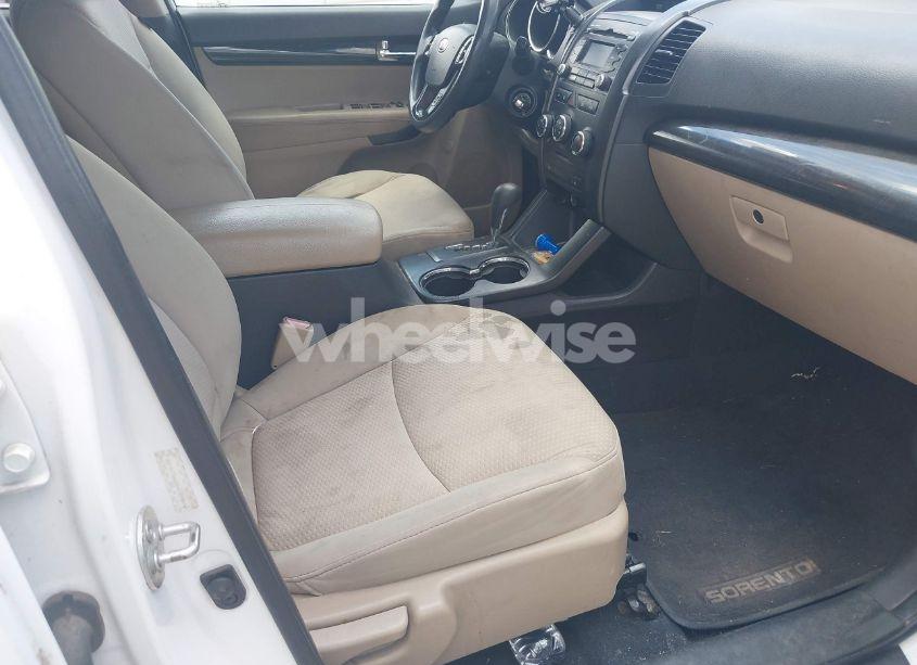 Photo 5 of 2011 Kia Sorento LX (VIN 5XYKTCA11BG164847)