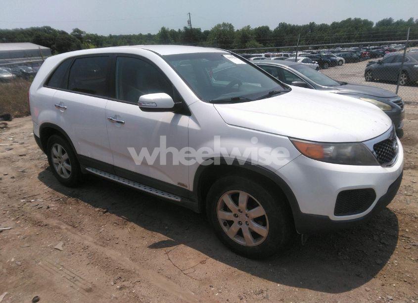 2011 Kia Sorento LX (VIN 5XYKTCA11BG180546) main photo