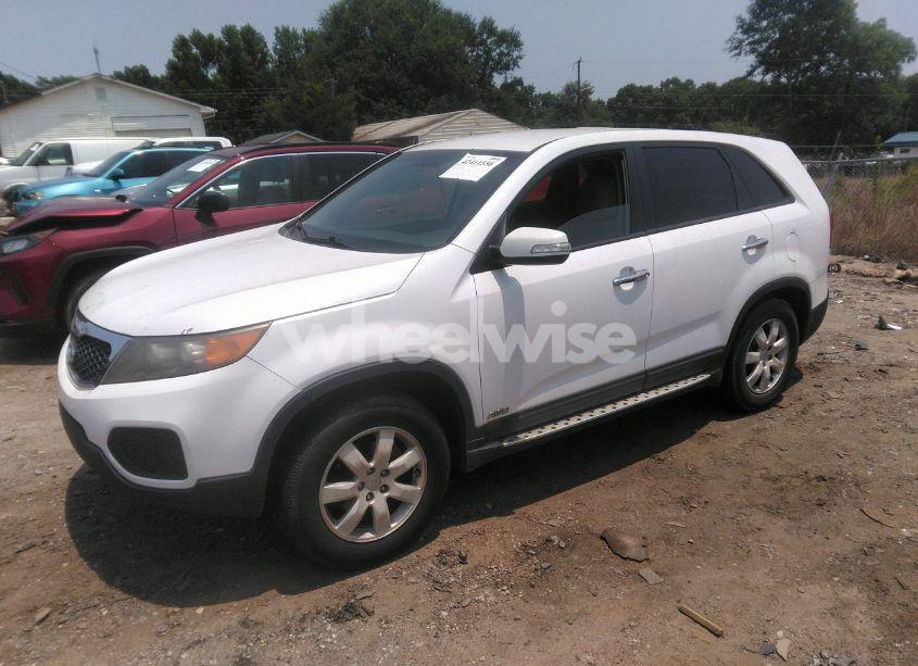 Photo 2 of 2011 Kia Sorento LX (VIN 5XYKTCA11BG180546)
