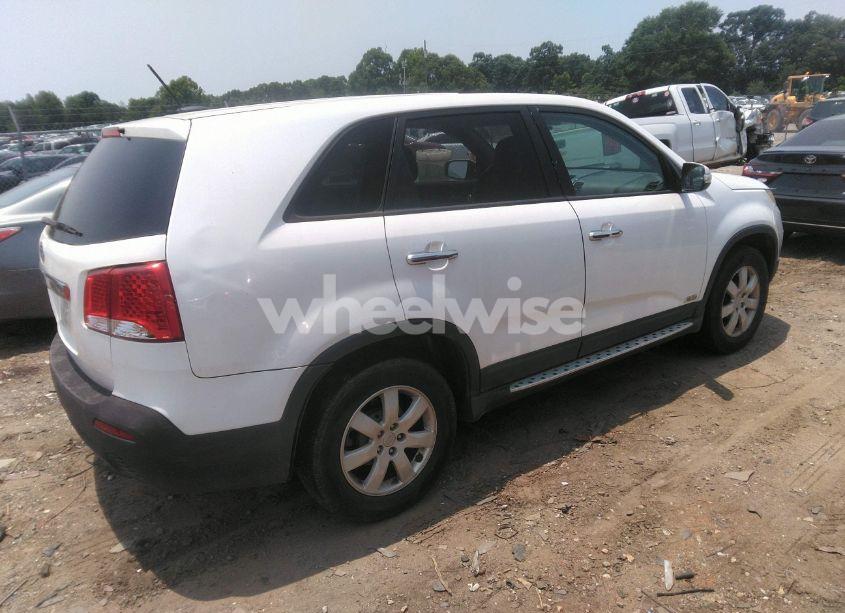 Photo 4 of 2011 Kia Sorento LX (VIN 5XYKTCA11BG180546)