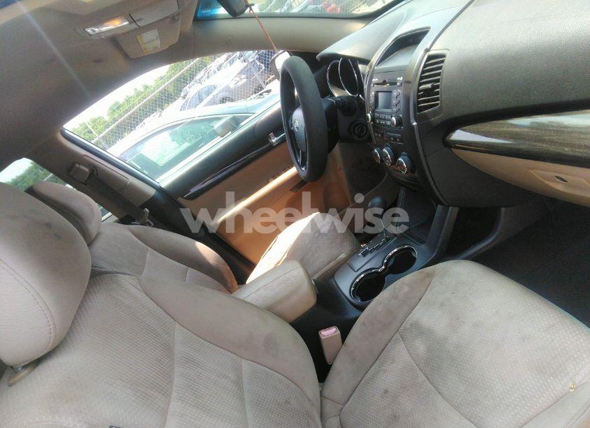 Photo 5 of 2011 Kia Sorento LX (VIN 5XYKTCA11BG180546)