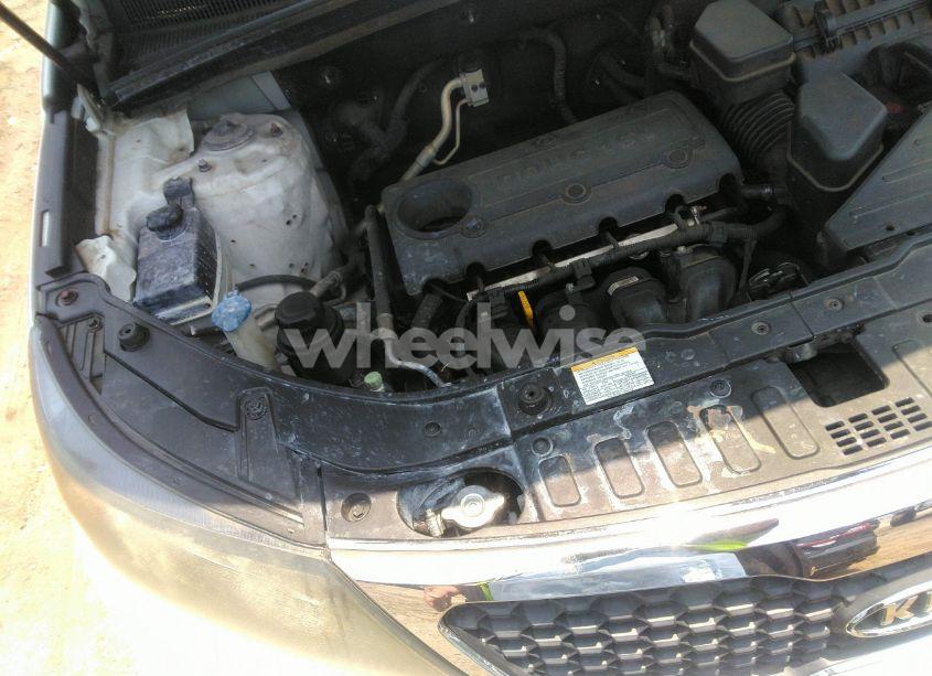 Photo 6 of 2011 Kia Sorento LX (VIN 5XYKTCA11BG180546)