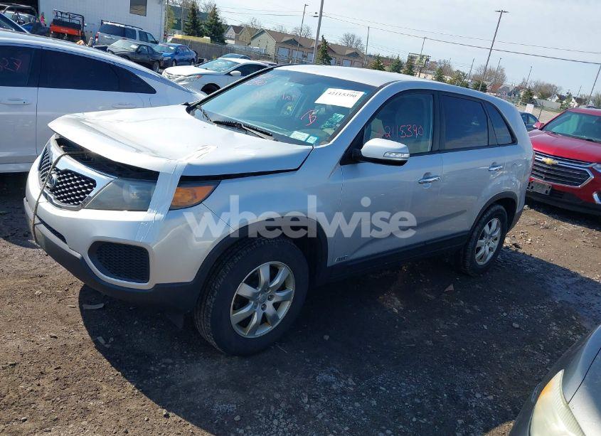 Photo 2 of 2011 Kia Sorento LX (VIN 5XYKTCA12BG014522)