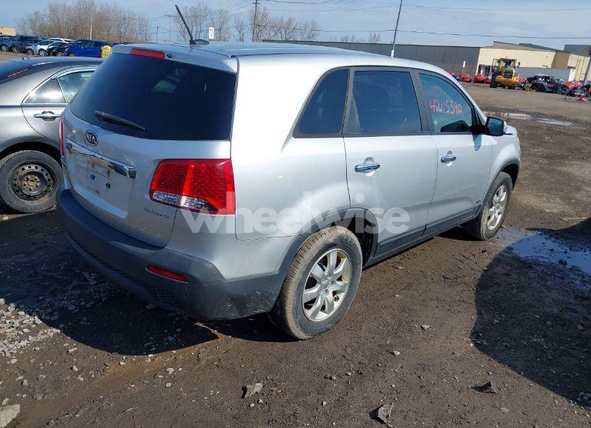 Photo 4 of 2011 Kia Sorento LX (VIN 5XYKTCA12BG014522)