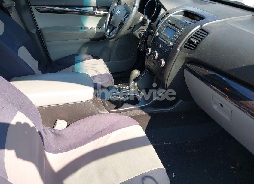 Photo 5 of 2011 Kia Sorento LX (VIN 5XYKTCA12BG014522)