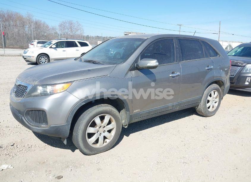 Photo 2 of 2011 Kia Sorento LX (VIN 5XYKTCA12BG074526)