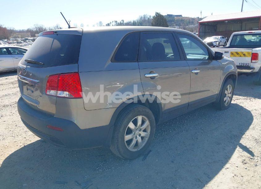 Photo 4 of 2011 Kia Sorento LX (VIN 5XYKTCA12BG074526)