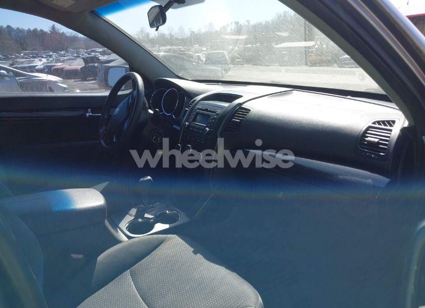 Photo 5 of 2011 Kia Sorento LX (VIN 5XYKTCA12BG074526)