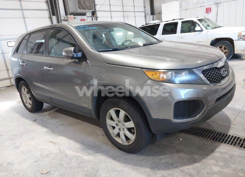 2011 Kia Sorento LX (VIN 5XYKTCA13BG001634) main photo