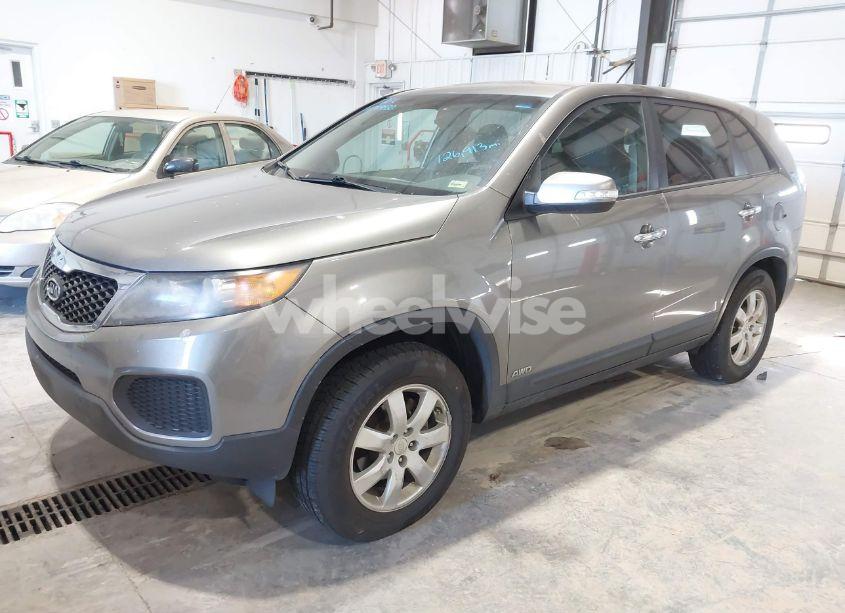 Photo 2 of 2011 Kia Sorento LX (VIN 5XYKTCA13BG001634)