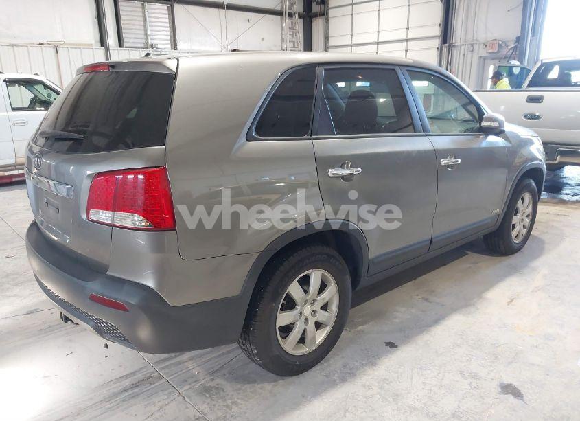 Photo 4 of 2011 Kia Sorento LX (VIN 5XYKTCA13BG001634)