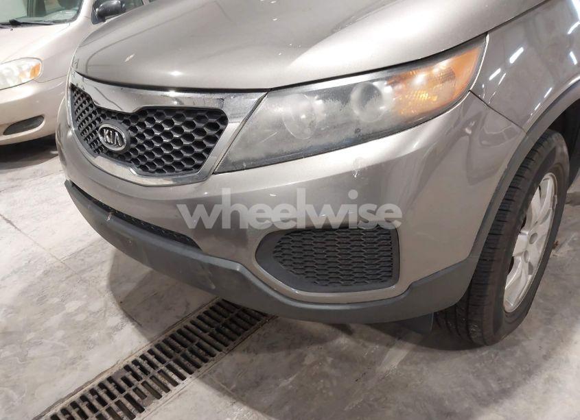 Photo 6 of 2011 Kia Sorento LX (VIN 5XYKTCA13BG001634)