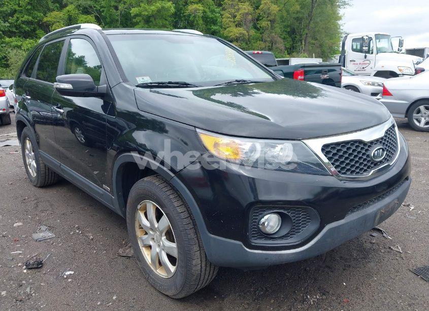 2011 Kia Sorento LX (VIN 5XYKTCA13BG022340) main photo
