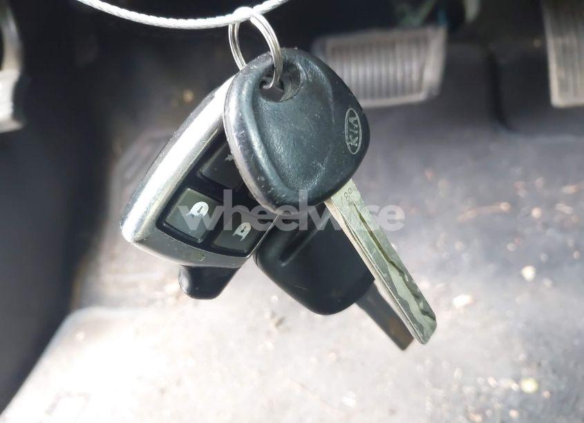 Photo 11 of 2011 Kia Sorento LX (VIN 5XYKTCA13BG022340)