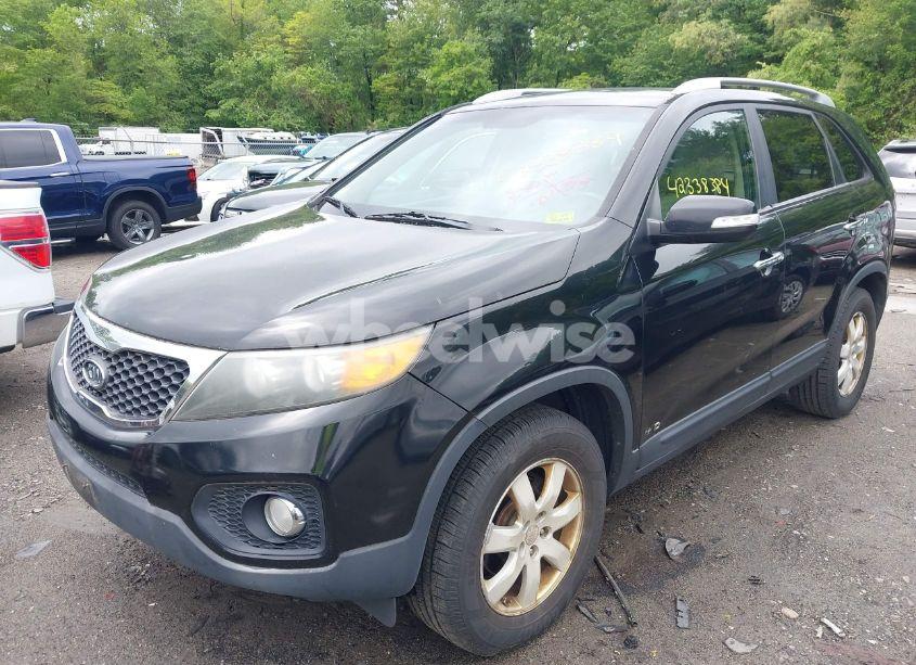 Photo 2 of 2011 Kia Sorento LX (VIN 5XYKTCA13BG022340)
