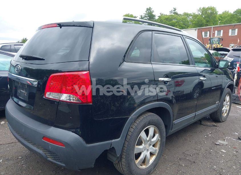 Photo 4 of 2011 Kia Sorento LX (VIN 5XYKTCA13BG022340)