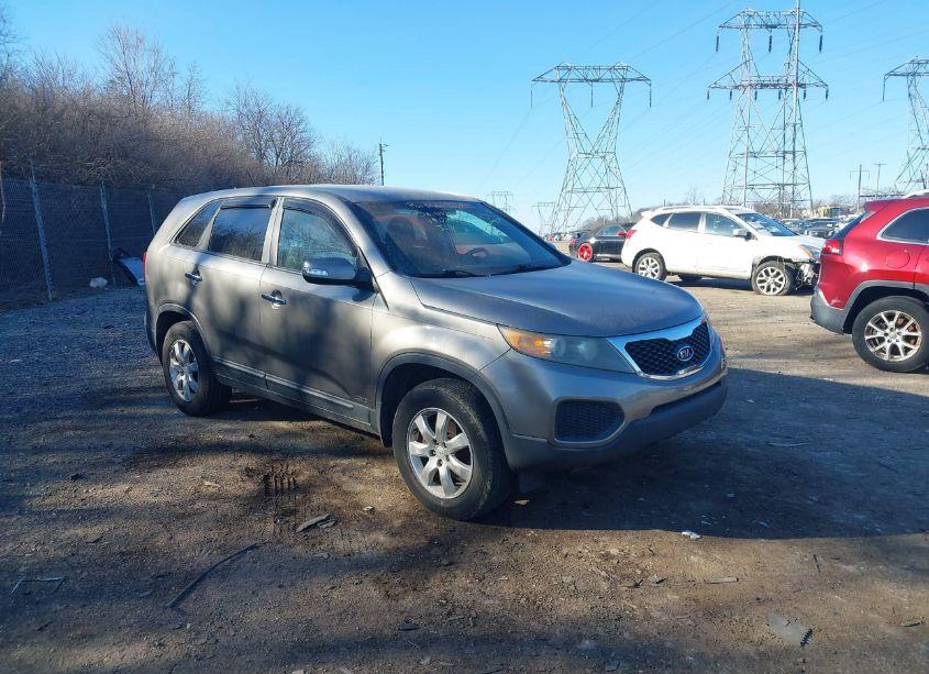 2011 Kia Sorento LX (VIN 5XYKTCA13BG072977) main photo