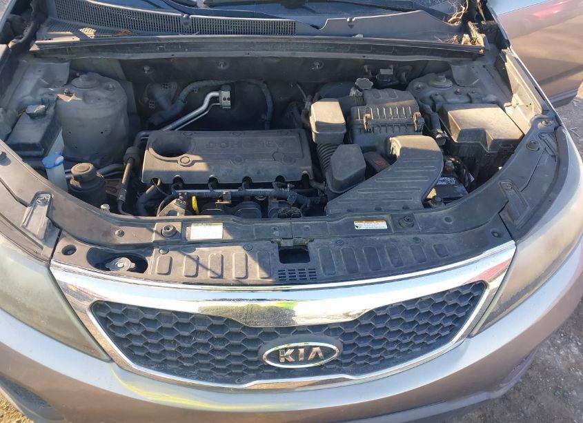 Photo 10 of 2011 Kia Sorento LX (VIN 5XYKTCA13BG072977)
