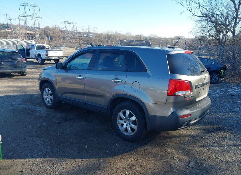 Photo 3 of 2011 Kia Sorento LX (VIN 5XYKTCA13BG072977)