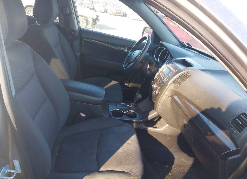 Photo 5 of 2011 Kia Sorento LX (VIN 5XYKTCA13BG072977)