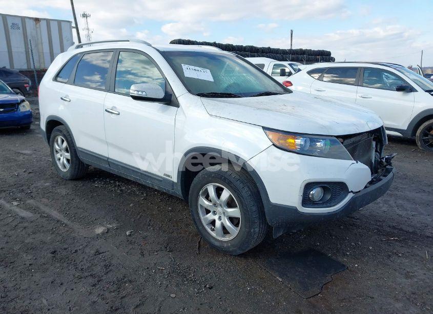 2011 Kia Sorento LX (VIN 5XYKTCA13BG118517) main photo
