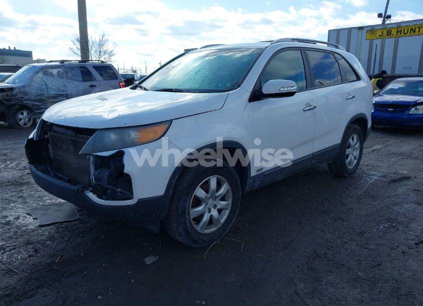 Photo 2 of 2011 Kia Sorento LX (VIN 5XYKTCA13BG118517)