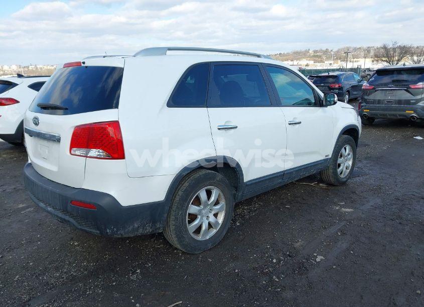 Photo 4 of 2011 Kia Sorento LX (VIN 5XYKTCA13BG118517)