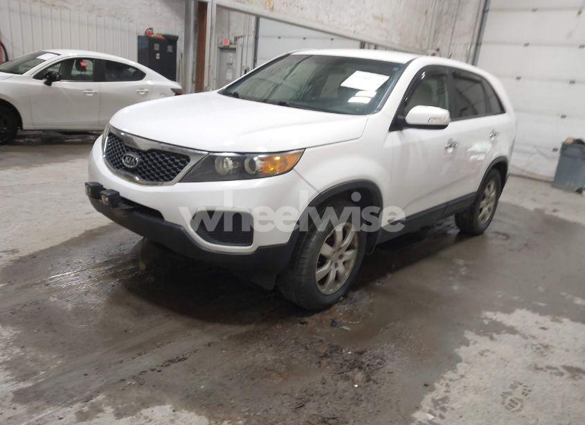 Photo 2 of 2011 Kia Sorento LX (VIN 5XYKTCA14BG008527)