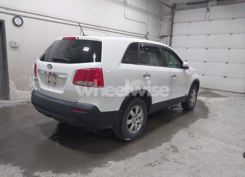 Photo 4 of 2011 Kia Sorento LX (VIN 5XYKTCA14BG008527)