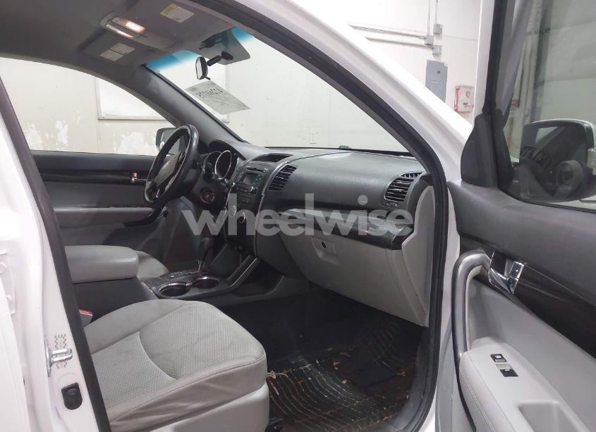 Photo 5 of 2011 Kia Sorento LX (VIN 5XYKTCA14BG008527)