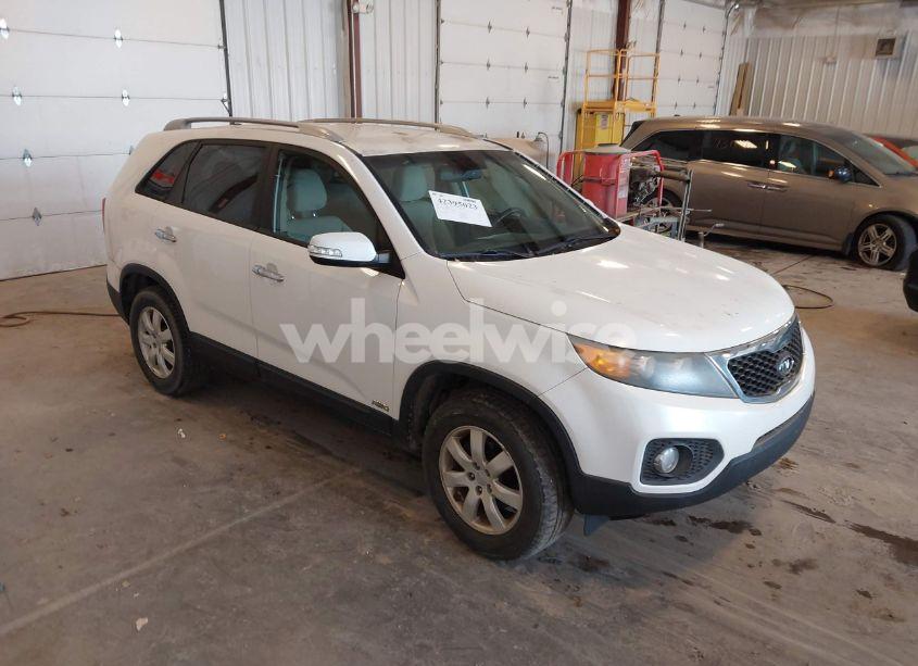 2011 Kia Sorento LX (VIN 5XYKTCA14BG042936) main photo