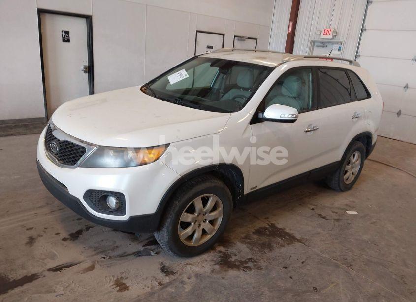 Photo 2 of 2011 Kia Sorento LX (VIN 5XYKTCA14BG042936)