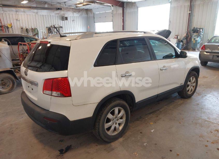 Photo 4 of 2011 Kia Sorento LX (VIN 5XYKTCA14BG042936)