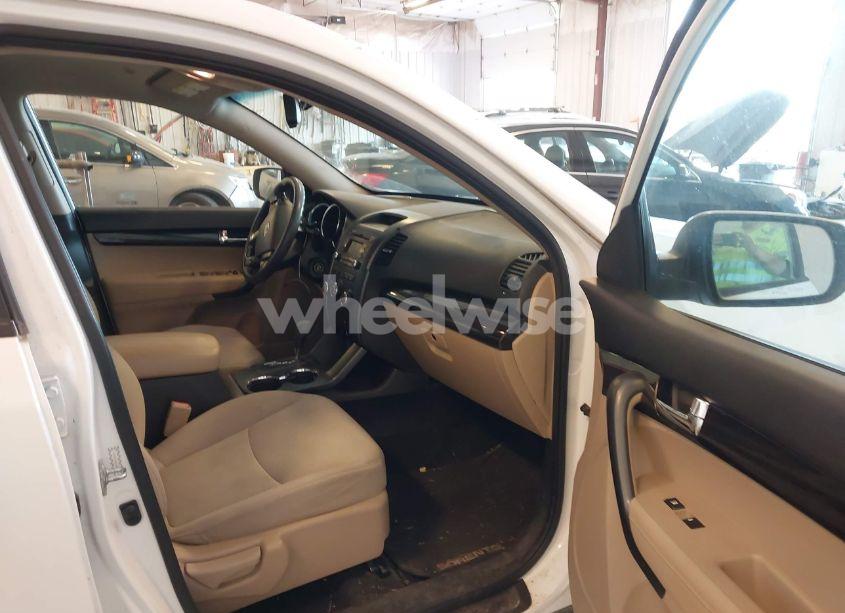 Photo 5 of 2011 Kia Sorento LX (VIN 5XYKTCA14BG042936)