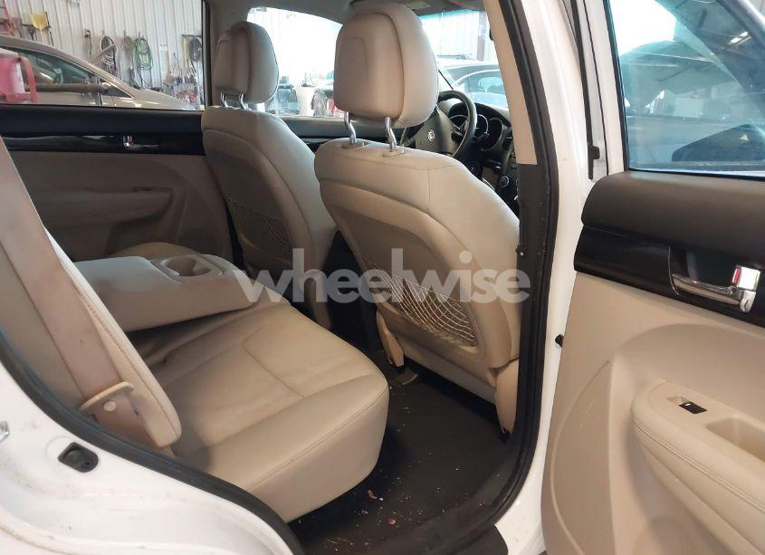 Photo 8 of 2011 Kia Sorento LX (VIN 5XYKTCA14BG042936)