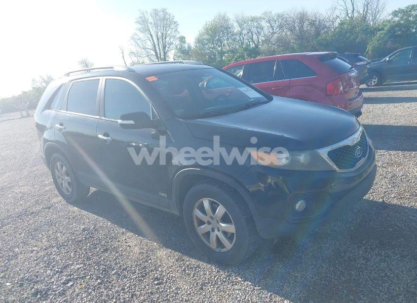 2011 Kia Sorento LX (VIN 5XYKTCA14BG079081) main photo