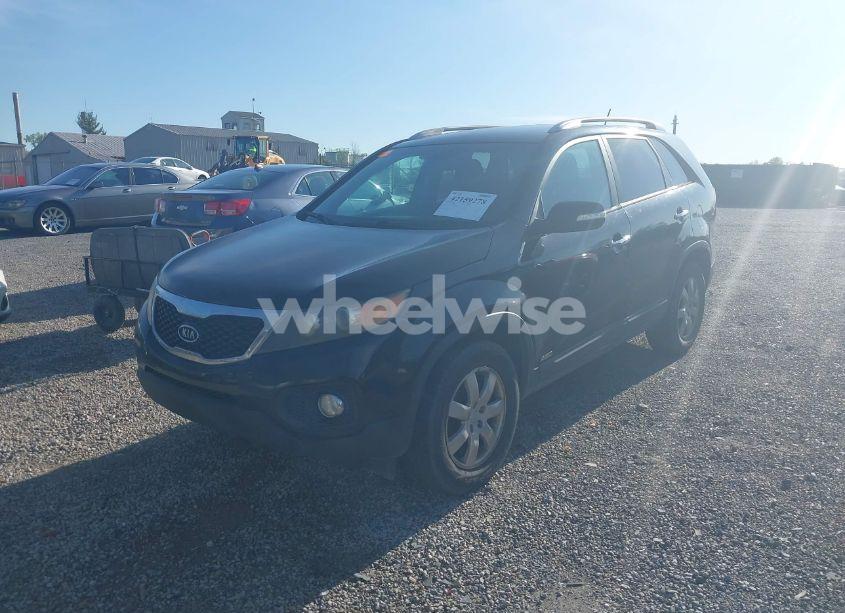 Photo 2 of 2011 Kia Sorento LX (VIN 5XYKTCA14BG079081)