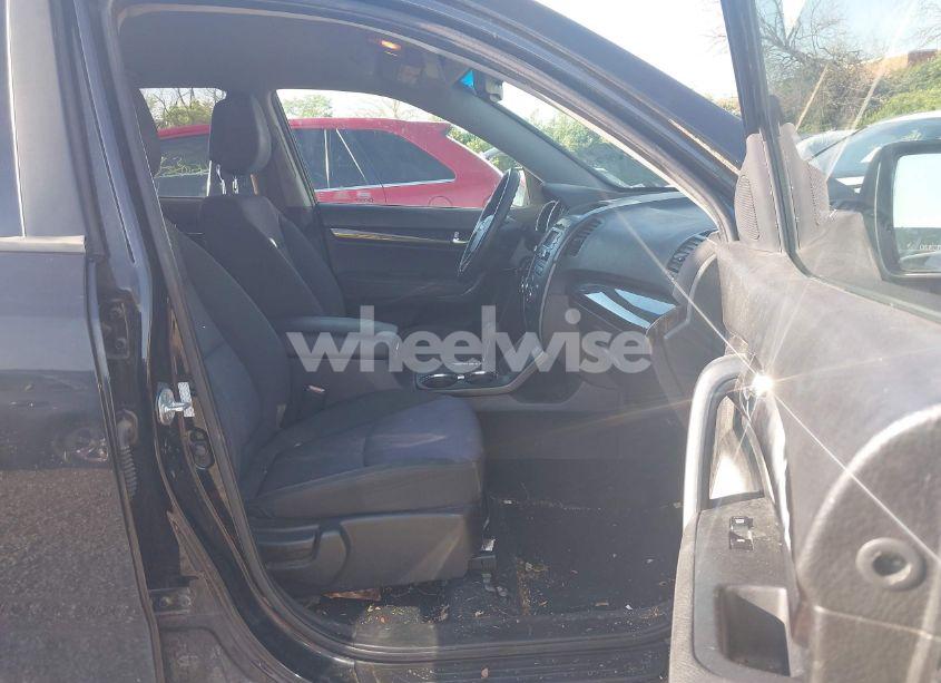 Photo 5 of 2011 Kia Sorento LX (VIN 5XYKTCA14BG079081)