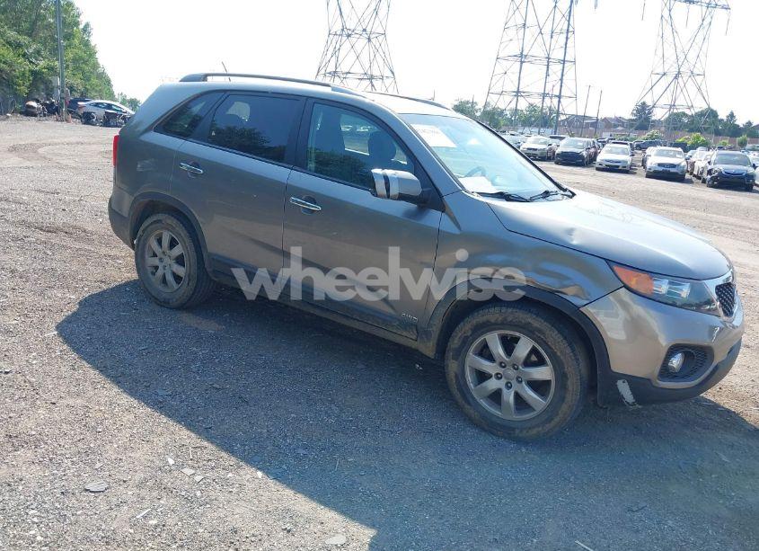 2011 Kia Sorento LX (VIN 5XYKTCA14BG141840) main photo