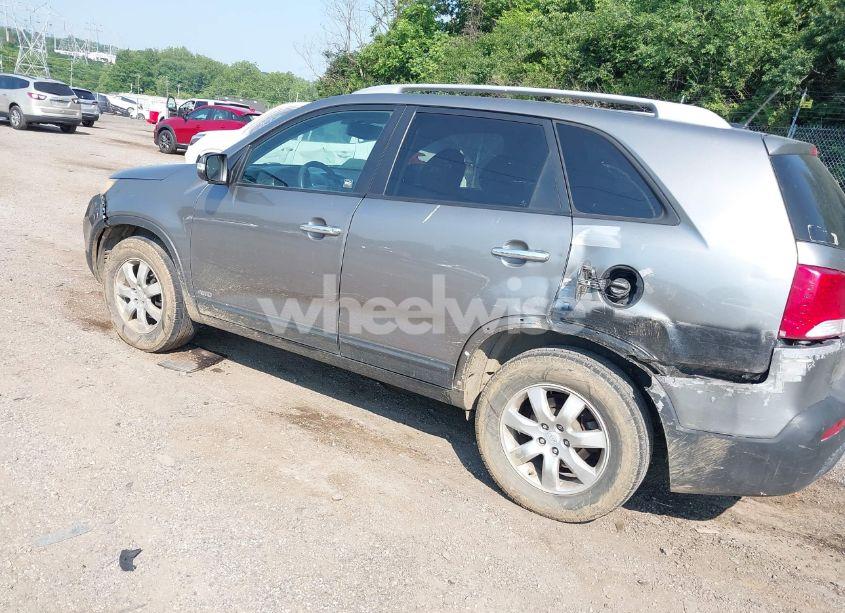 Photo 3 of 2011 Kia Sorento LX (VIN 5XYKTCA14BG141840)