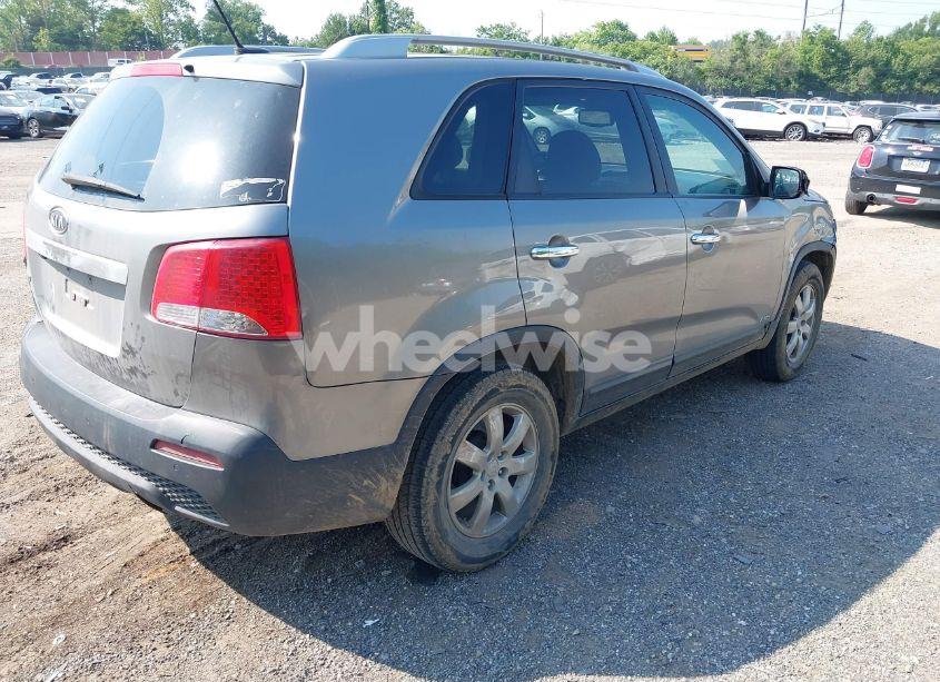 Photo 4 of 2011 Kia Sorento LX (VIN 5XYKTCA14BG141840)
