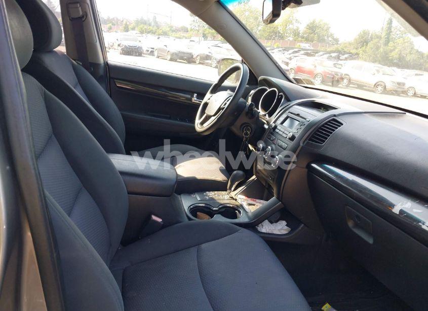 Photo 5 of 2011 Kia Sorento LX (VIN 5XYKTCA14BG141840)