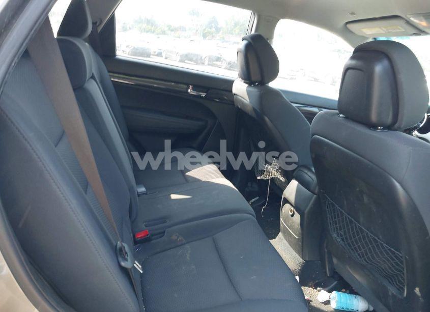 Photo 8 of 2011 Kia Sorento LX (VIN 5XYKTCA14BG141840)