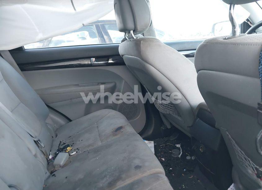 Photo 8 of 2011 Kia Sorento LX (VIN 5XYKTCA15BG081910)