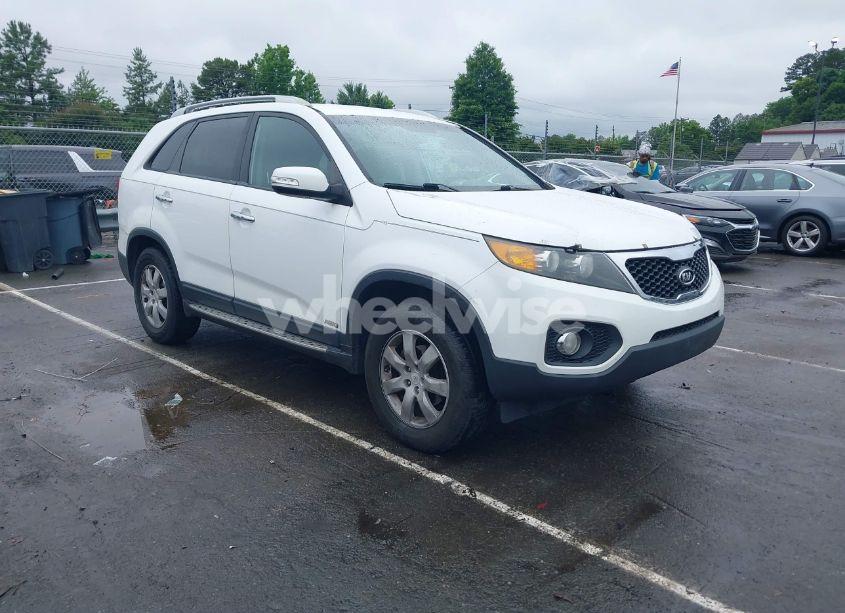 2011 Kia Sorento LX (VIN 5XYKTCA15BG155293) main photo