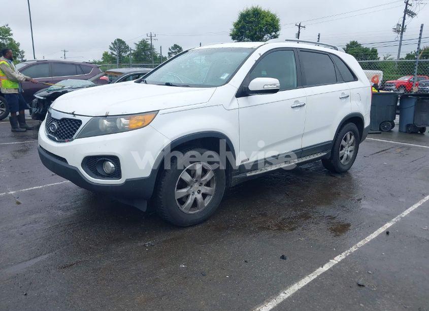 Photo 2 of 2011 Kia Sorento LX (VIN 5XYKTCA15BG155293)