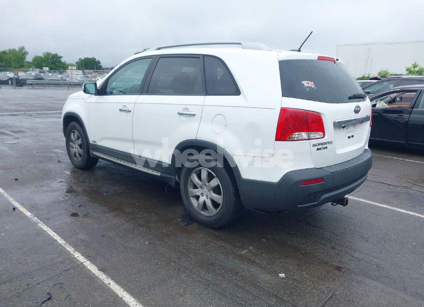 Photo 3 of 2011 Kia Sorento LX (VIN 5XYKTCA15BG155293)