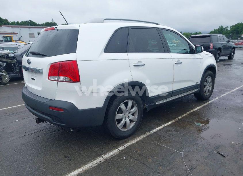 Photo 4 of 2011 Kia Sorento LX (VIN 5XYKTCA15BG155293)
