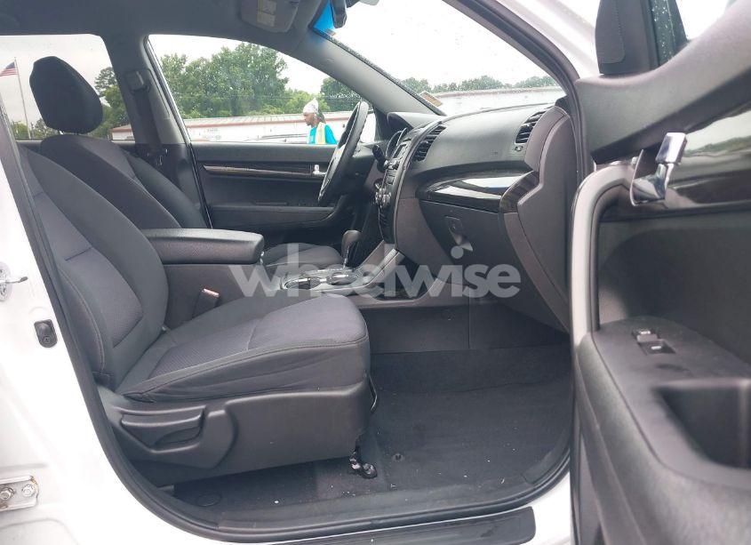 Photo 5 of 2011 Kia Sorento LX (VIN 5XYKTCA15BG155293)