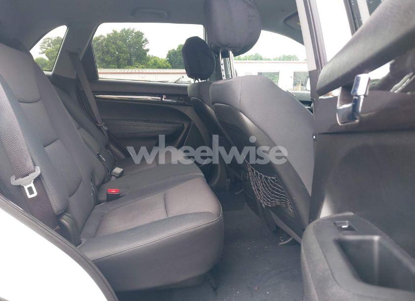 Photo 8 of 2011 Kia Sorento LX (VIN 5XYKTCA15BG155293)